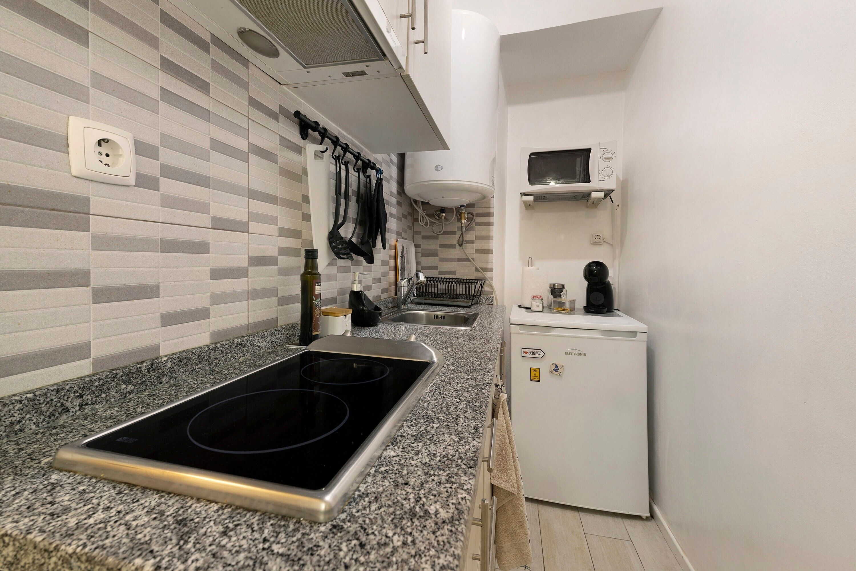 Frigorífico, microondas, placa de cocina y cafetera o tetera