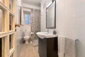 Shower, hair dryer, towels - 'São Miguel Alfama' Apartment with Balcony, Wi-Fi and Air Conditioning (Lisbon)