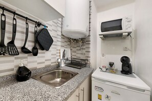 Fridge, microwave, stovetop, coffee/tea maker - 'São Miguel Alfama' Apartment with Balcony, Wi-Fi and Air Conditioning (Lisbon)