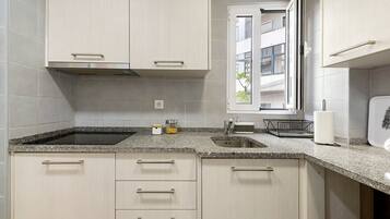 Kylskåp, mikrovågsugn, spishäll och kaffe- och tebryggare