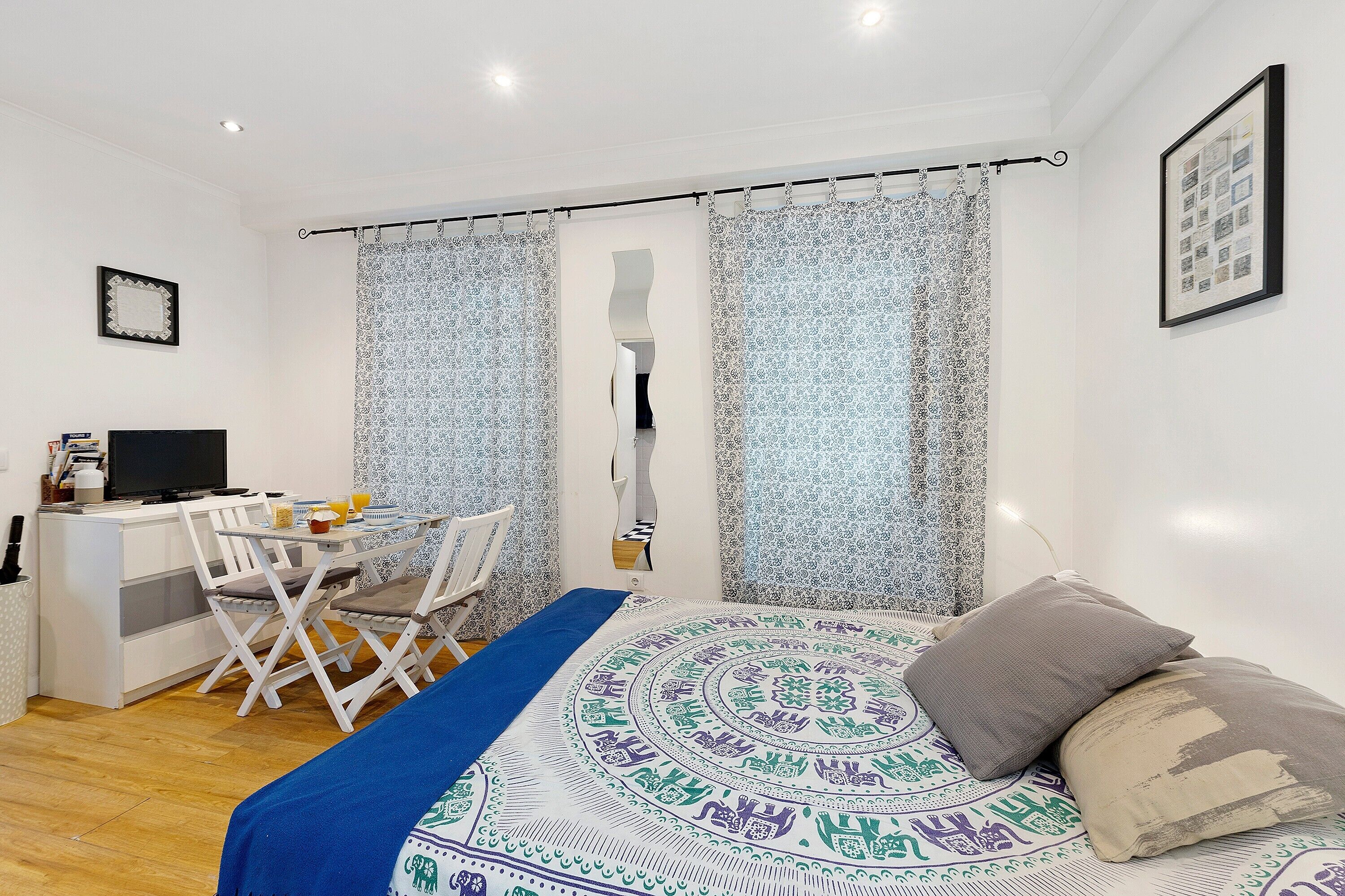 Iron/ironing board, WiFi, bed sheets