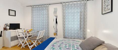 Iron/ironing board, WiFi, bed sheets