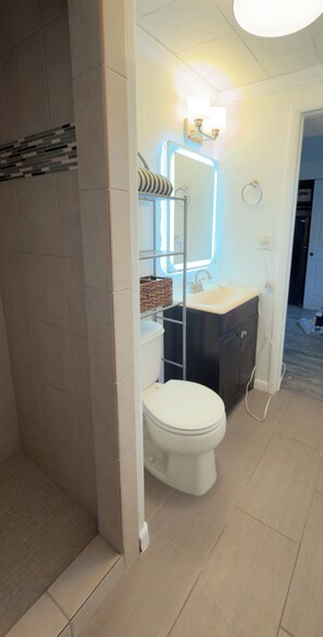 Douche, sèche-cheveux, serviettes fournies, savon