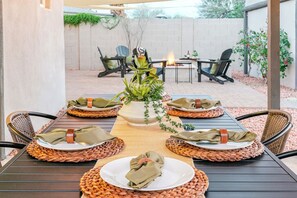 Outdoor dining - Chic Central Phoenix Retreat - Walk to Arts & Eats in Historic Melrose (Phoenix)