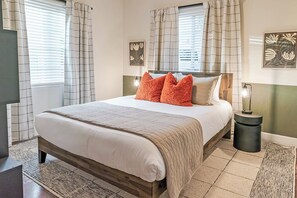 3 bedrooms, desk, iron/ironing board, travel cot - Chic Central Phoenix Retreat - Walk to Arts & Eats in Historic Melrose (Phoenix)