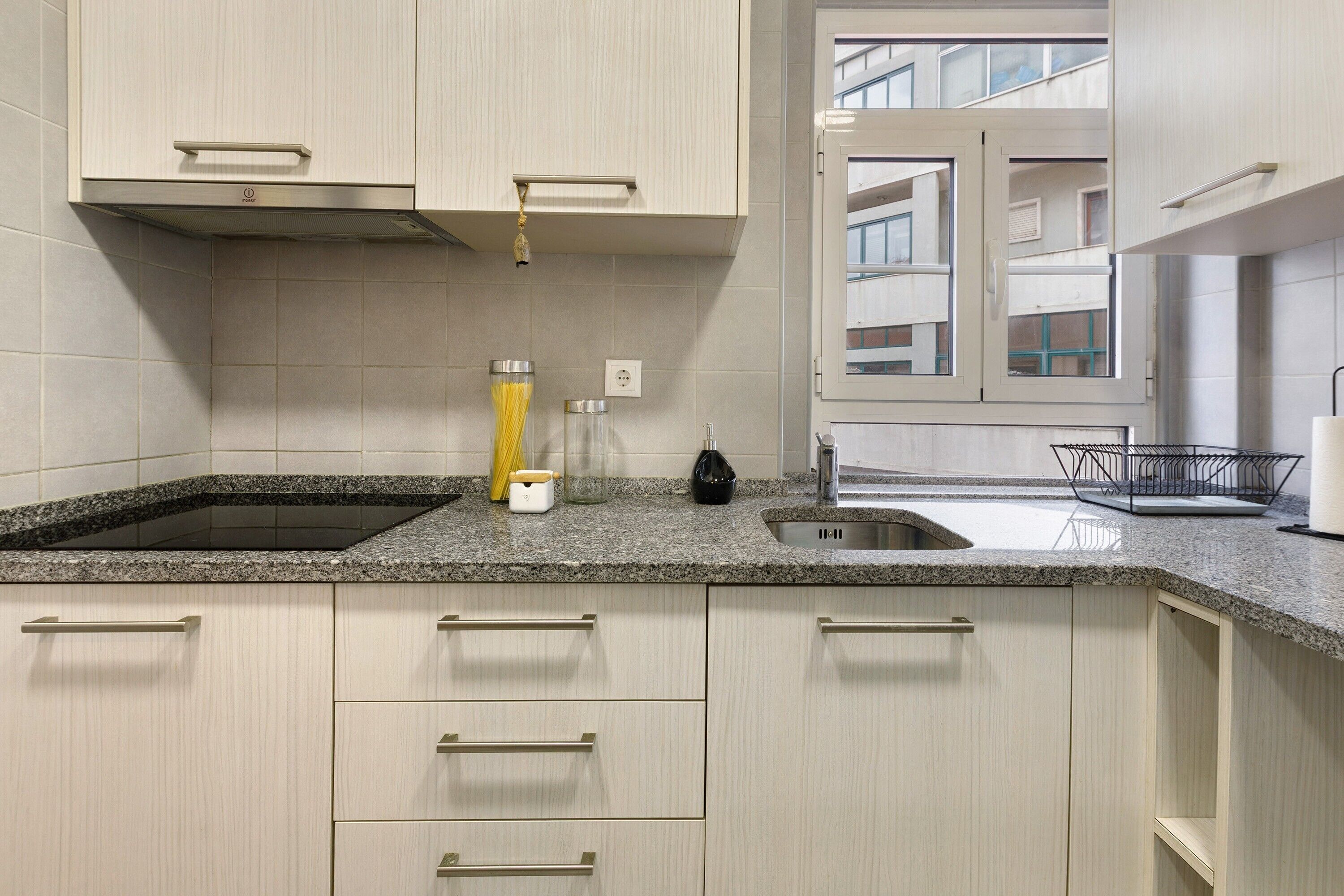 Een koelkast, een magnetron, een kookplaat