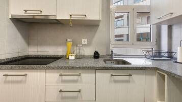 Een koelkast, een magnetron, een kookplaat