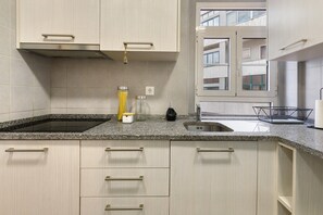 Een koelkast, een magnetron, een kookplaat