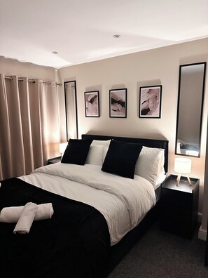 3 bedrooms, desk, iron/ironing board, travel cot - Telford Hot Tub Stay | Pool Table | Sleeps 5 (Telford)