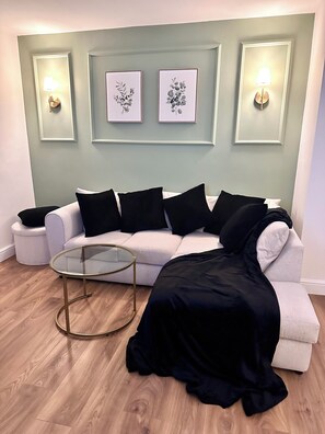 Smart TV, books - Telford Hot Tub Stay | Pool Table | Sleeps 5 (Telford)