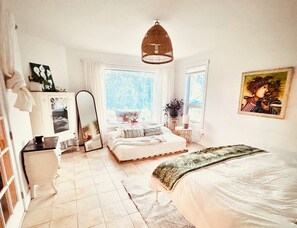 4 bedrooms, iron/ironing board, free WiFi, bed sheets - Sunny Retreat Near Nelson & Whitewater Ski Resort (Nelson)