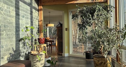 Sunny Retreat Near Nelson & Whitewater Ski Resort