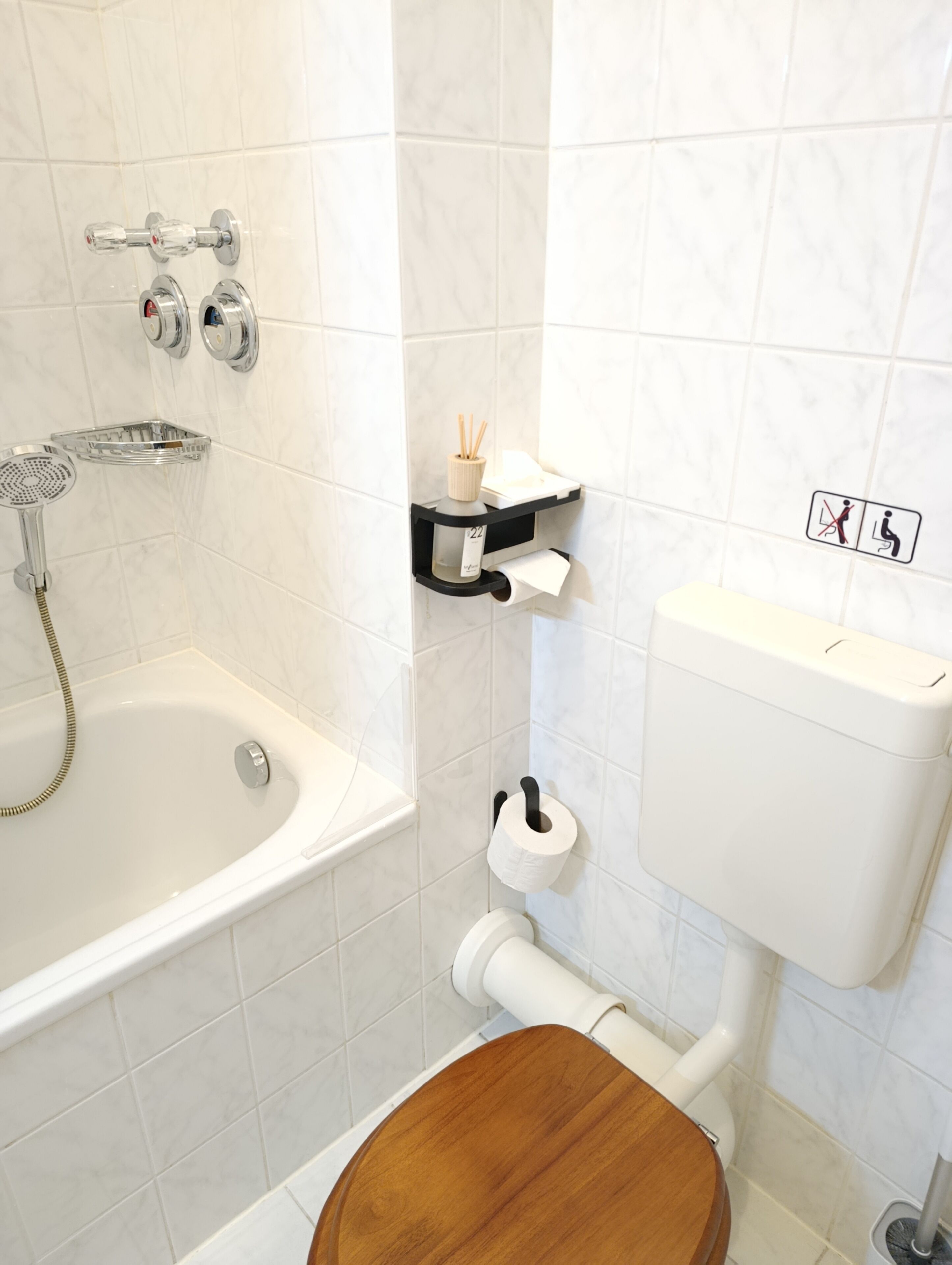 Un baño con bañera, inodoro y ducha.