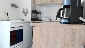 Uuni, liesi, astianpesukone, kahvin-/teenkeitin