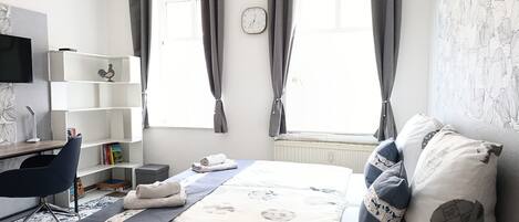 2 室のベッドルーム、デスク、旅行用ベビーベッド、WiFi (無料)