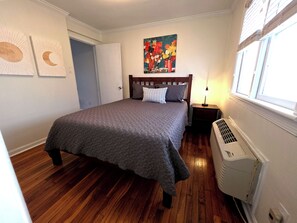 1 bedroom, iron/ironing board, free WiFi, bed sheets - Village Vibes - Walk to park, dining, shopping! (Raleigh)