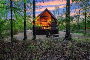 Exterior - Little Bigfoot: Honeymoon cabin with Hot Tub & Fireplaces in heart of Hochatown (Broken Bow)