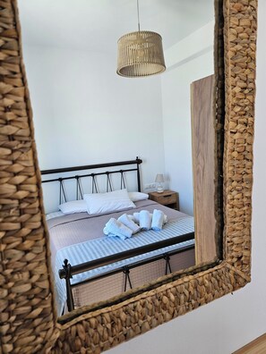 1 bedroom, free WiFi, bed sheets - Adorable 1-bedroom apartment "Kochili" with AC in charming Agkairia. (Aliki)