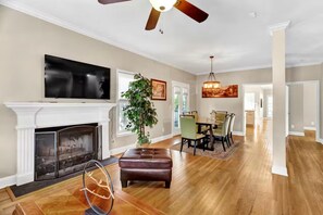 TV, books - Sweet Auburn Escape: a stylish, walkable Atlanta retreat steps from iconic history, BeltLine energy, and the city’s best food, nightlife, and culture. (Atlanta)