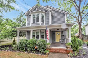 Exterior - Sweet Auburn Escape: a stylish, walkable Atlanta retreat steps from iconic history, BeltLine energy, and the city’s best food, nightlife, and culture. (Atlanta)