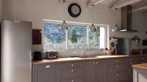 Fridge, microwave, oven, stovetop - Bois et nature - Atypical contemporary single-storey villa (Auribeau-sur-Siagne)