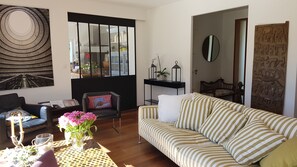 TV, fireplace, books, stereo - Bois et nature - Atypical contemporary single-storey villa (Auribeau-sur-Siagne)
