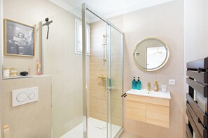 Shower, hair dryer, towels, soap - Vrbo Property (Puget-sur-Argens)