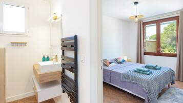 4 chambres, bureau, fer et planche Ă repasser, lit parapluie