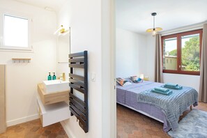 4 bedrooms, desk, iron/ironing board, travel crib