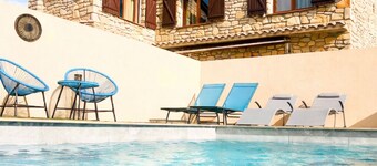 Provençal farmhouse with pool, sleeps 17 - Close to beaches