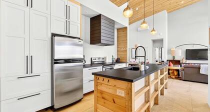 Luxury Forest Retreat with Fire-pit & Game Lounge