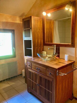 Douche, serviettes fournies