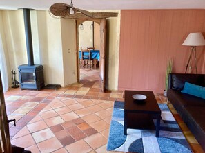 TV, table tennis - Gîte Les Loriots: Private Terrace, Wi-Fi, and Air Conditioning in Saint-Martin-des-Combes (Saint-Martin-des-Combes)