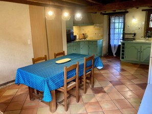 Dining - Gîte Les Loriots: Private Terrace, Wi-Fi, and Air Conditioning in Saint-Martin-des-Combes (Saint-Martin-des-Combes)