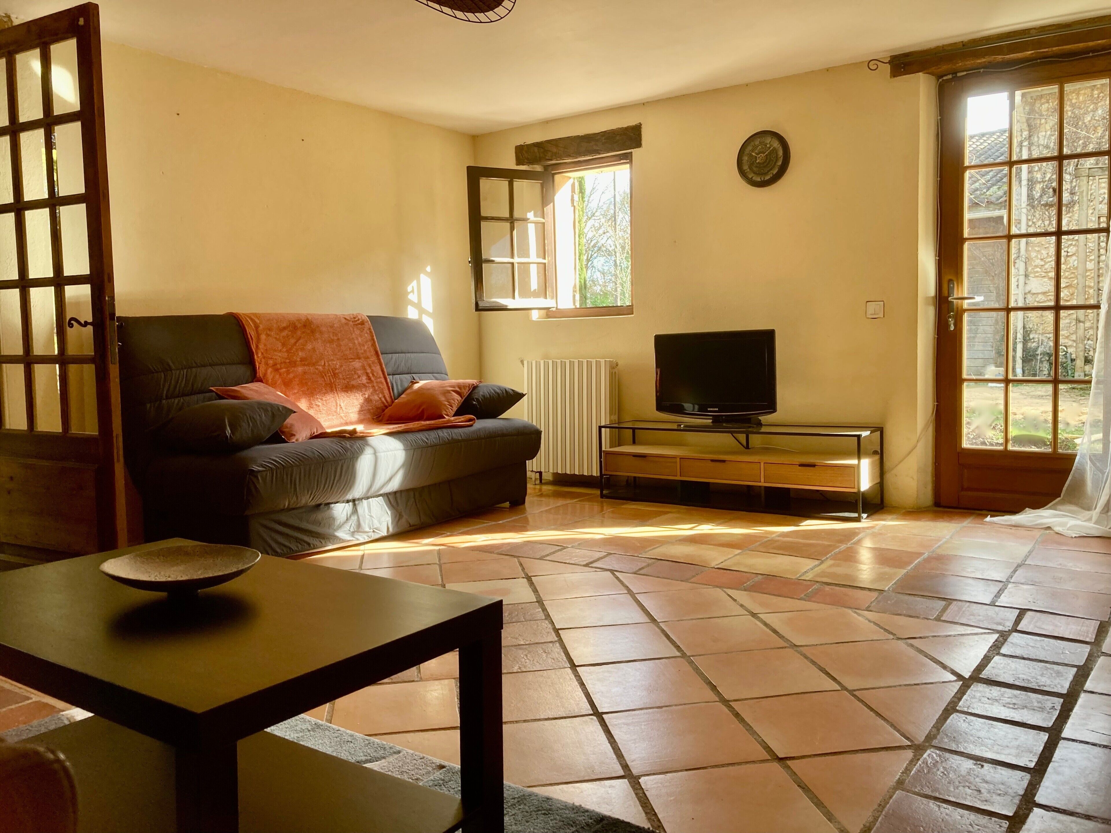 Tv och ett bordtennisbord