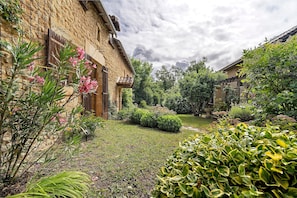 Property grounds - Gîte Les Loriots: Private Terrace, Wi-Fi, and Air Conditioning in Saint-Martin-des-Combes (Saint-Martin-des-Combes)