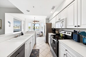 Fridge, microwave, oven, stovetop - Beautiful Condo in Ft. Myers close to beach (Fort Myers)