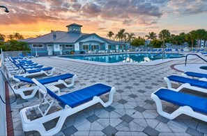 Pool - Beautiful Condo in Ft. Myers close to beach (Fort Myers)