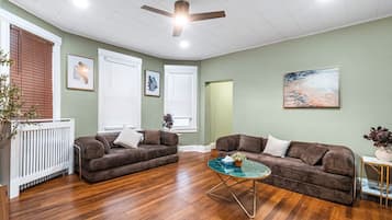 Télévision, jeux vidéo, baby-foot, espaces bureaux