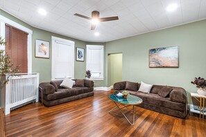 Télévision, jeux vidéo, baby-foot, espaces bureaux