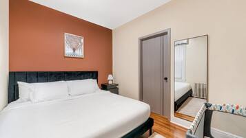 Skrivbord, strykjärn/strykbräda, resesäng och wi-fi