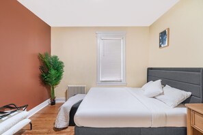 4 camere, una scrivania, ferro/asse da stiro, culla da viaggio