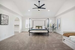 6 bedrooms, desk, travel cot, WiFi - Large Group Home with Pool, Foosball & Balcony (Glendale)