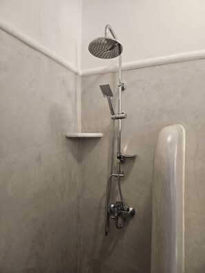 Doccia, asciugacapelli, asciugamani, sapone