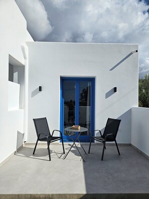 Terrace/patio - Enjoyable 1-bedroom apartment "Ammos" with AC in charming Agkairia (Aliki)