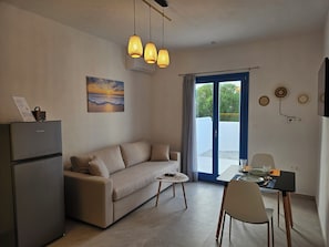 Smart TV - Enjoyable 1-bedroom apartment "Ammos" with AC in charming Agkairia (Aliki)