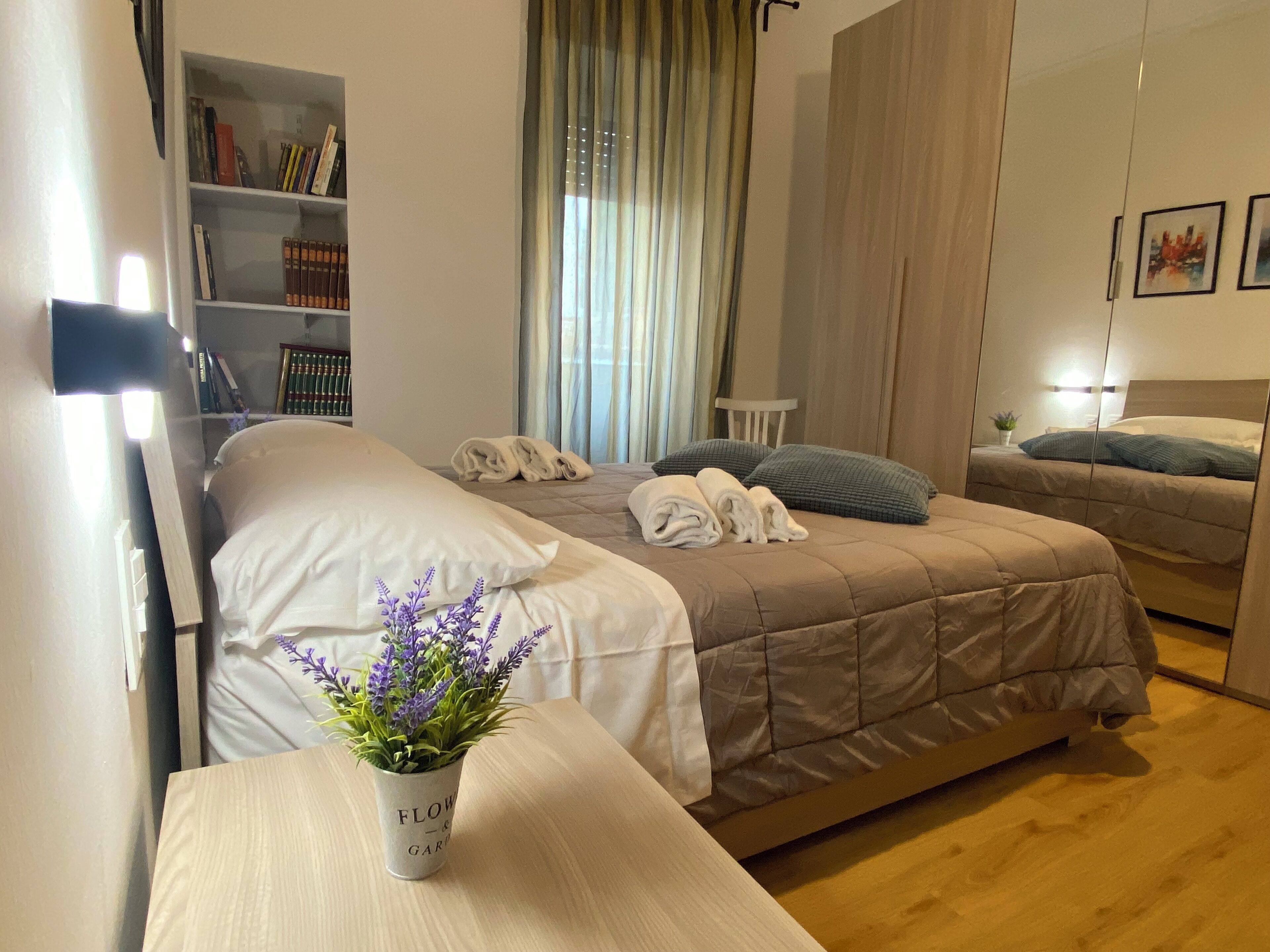 Tabla de planchar con plancha, internet y ropa de cama 