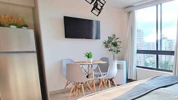 1 dormitori, planxa i posts de planxar, wifi i roba de llit