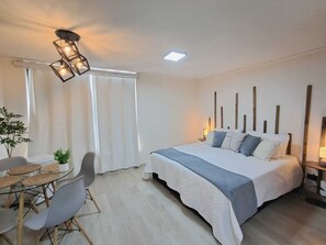 Silitysrauta/-lauta, Wi-Fi, vuodevaatteet