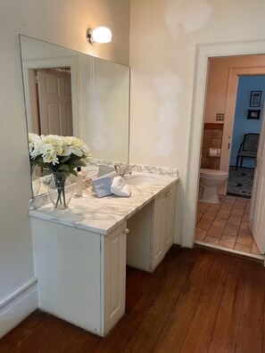 Toalhas de banho, sabonete, papel higiênico 